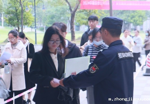 考生进场前出示证件.jpg