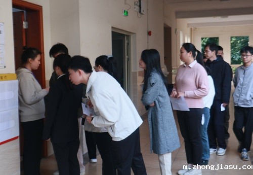 考生进场前接受检查.jpg