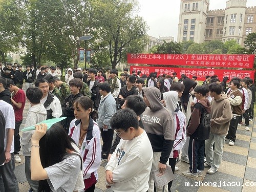 考生等待开考.jpg