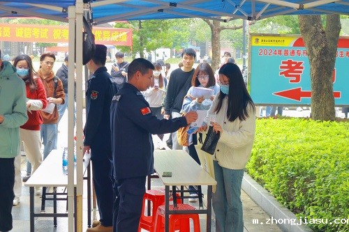 进考场前接受检查.jpg