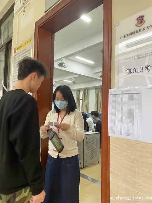 考生进场前安检.jpg