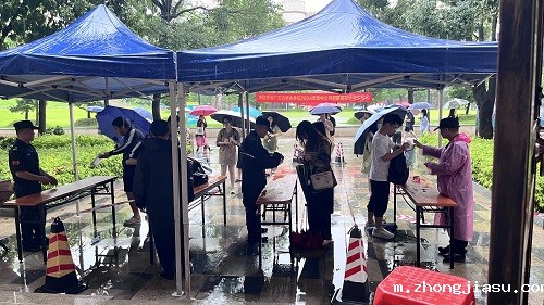 考生准备入场.jpg