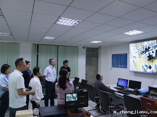 省市财政部门领导巡视学校考试监控室.jpg
