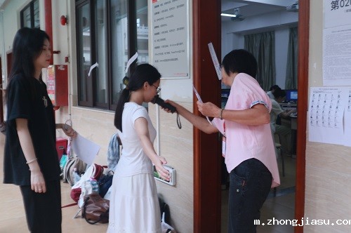 监考员进行检查.jpg