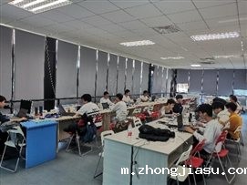 会议室里的人们&#xA;&#xA;描述已自动生成
