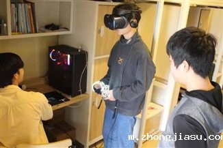 穿白色衣服的人在房间内玩体感游戏&#xA;&#xA;低可信度描述已自动生成
