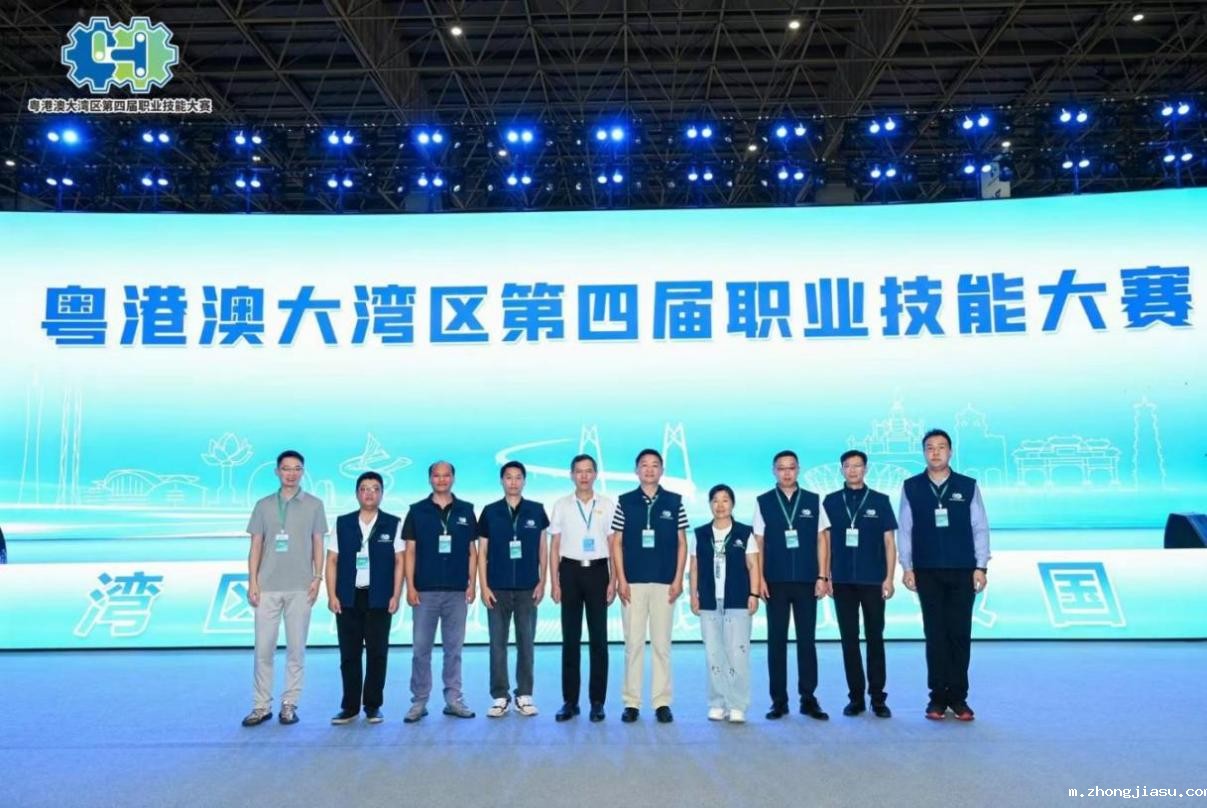 5-我院教师作为粤港澳大湾区工业机器人技术应用裁判留影