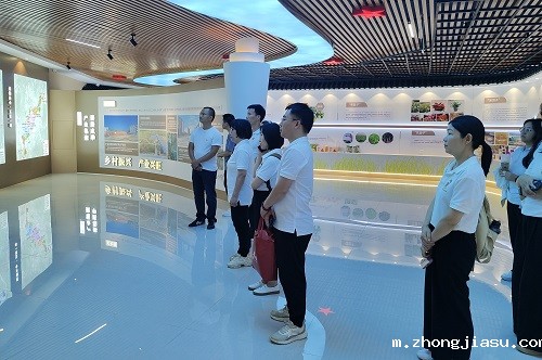 参观展厅.jpg