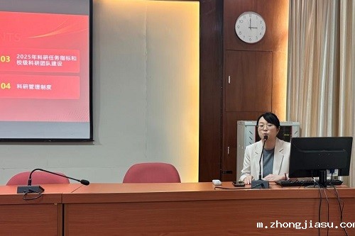 梁东慧主持并讲话.jpg