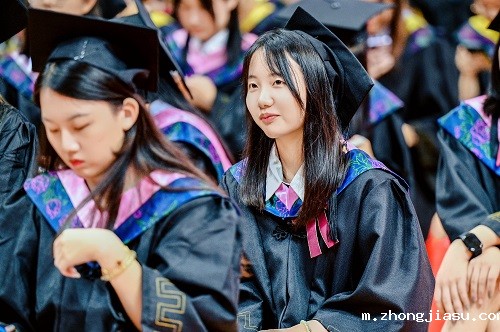 典礼上的毕业生4.jpg